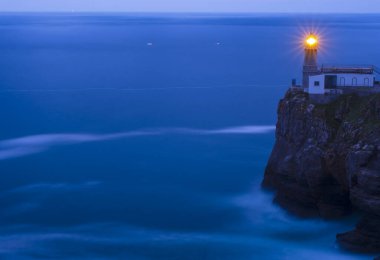 Lekeitio, Euskadi 'deki Santa Catalina deniz fenerinde gün batımı