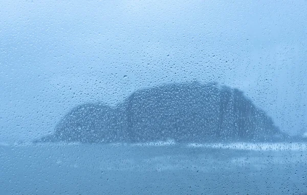 Окно Капельками Дождя Мышкой Гетарии Заднем Плане Euskadi — стоковое фото