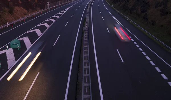 Euskadi A8公路黄昏时的车灯 — 图库照片