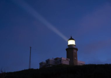 Matxitxako deniz feneri gece aydınlanıyor, Bermeo Euskadi 'de.