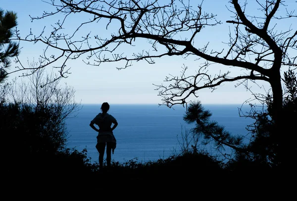 Backlit Girl Front Sea Euskadi — стоковое фото