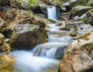 Aitzondo şelalesinde sonbahar, Aiako Harriak Doğal Parkı, Euskadi