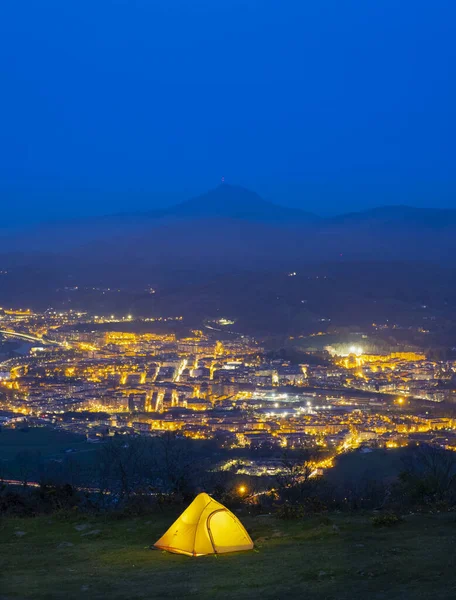 Zeltlager Bei Nacht Mit Den Lichtern Der Stadt Hintergrund Irun Stockfoto