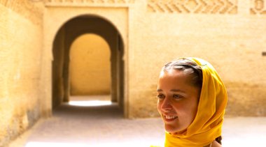 Arap Medine 'sinde yürüyen kadın, Tunus' ta Tozeur.