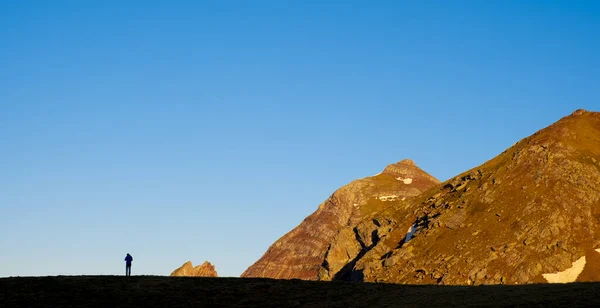 Hinterleuchteter Wanderer Der Ebene Von Anayet Bei Sonnenuntergang Huesca Pyrenäen — Stockfoto