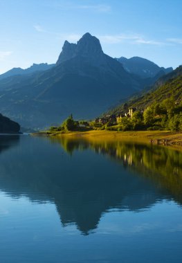 Lanuza rezervuarında gün batımı, Huesca Pyrenees