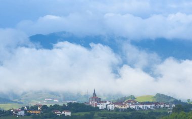 Aduna Köyü ve Hernio Dağı bulutların arasında, Euskadi