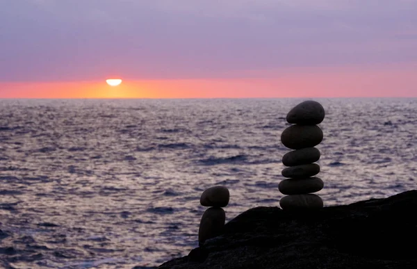 Stacked Stone Tower Beach Sea Sunset Out Focus — Stock Fotó