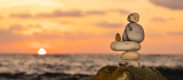 Zen Style Balancing Stones Evening Sun Sea — Stock Fotó
