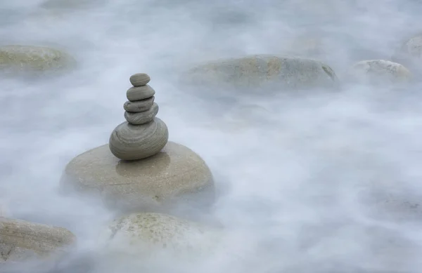 Zen Stones Balance Next Waves Sea — Fotografia de Stock
