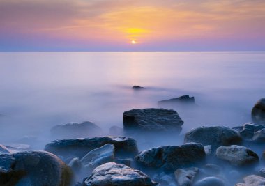 Donostia, Euskadi 'deki Zurriola plajında dalgalar kırılıyor..