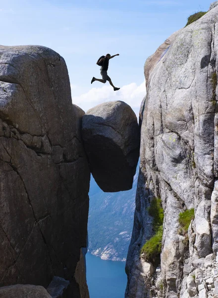 Hombre Saltando Entre Montañas Idea Concepto Negocio — Foto de Stock