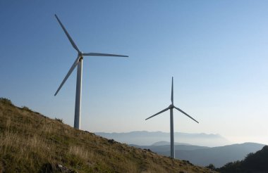Dağda rüzgar türbinleri