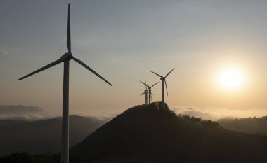 Navarra, İspanya 'da günbatımında rüzgar türbini çiftliği