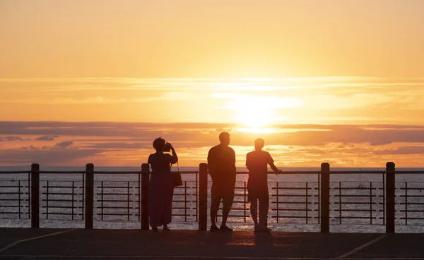 People Watching Sunset Sea City Donostia San Sebastian Basque Country — Stockfoto