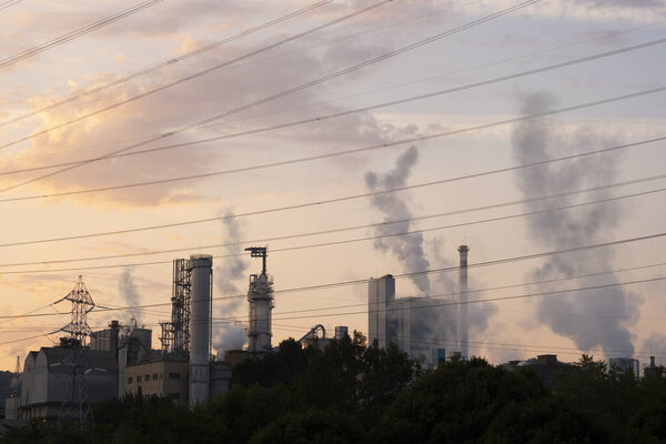 загрязнение промышленных заводов, дымовые отработанные газы. промышленная зона. изменение климата и глобальное потепление