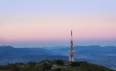Gün batımında Jaizkibel dağındaki telekomünikasyon kulesi, Euskadi.