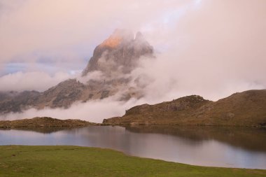 Arkasında Midi dOssau dağı olan Ayous Gölleri 'ndeki bulutlar, Fransa' daki Pireneler Ulusal Parkı