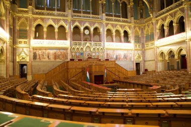 BUDAPEST, HUNGARY - 03 MAR 2019: Budapeşte Parlamento binasının içi ve Macar hükümetinin birçok ahşap uygulaması bulunan toplantı odası