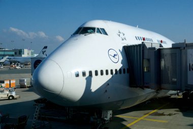 FRANKFURT, GERMANY - 03 NOV 2017: Lufthansa Boeing 747-400 Frankfurt uluslararası havaalanı kapısına park etmiş, yolcuların uçağa binmesine hazır.
