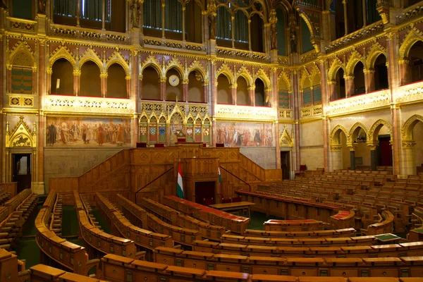 BUDAPEST, HONGRIE - 03 MAR 2019 : Intérieur du Parlement de Budapest et de la salle de réunion du gouvernement hongrois avec beaucoup d'applications en bois — Photo