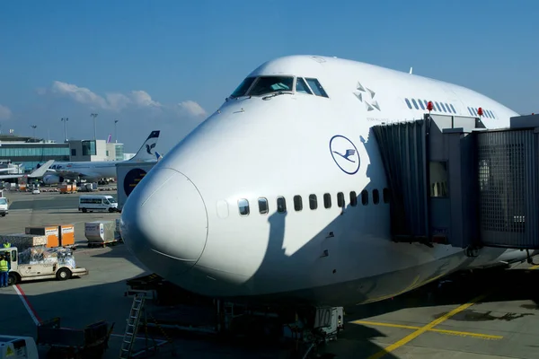 FRANKFURT, Germany - 03 NOV 2017: Lufthansa Boeing 747-400, 승객 이 탑승 할 수있도록 프랑크푸르트 국제 공항 게이트에 주차 — 스톡 사진