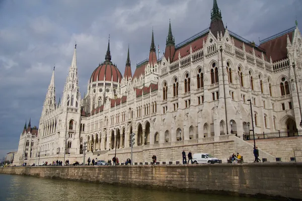 BUDAPEST, MAGYARORSZÁG - 03 MAR 2019: Külső kilátás Magyarország Parlament épületére a Dunán. A magyar parlament kívül-belül gazdagon díszített, neogótikus stílusban készült, de — Stock Fotó