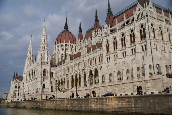 BUDAPEST, MAGYARORSZÁG - 03 MAR 2019: Külső kilátás Magyarország Parlament épületére a Dunán. A magyar parlament kívül-belül gazdagon díszített, neogótikus stílusban készült, de — Stock Fotó