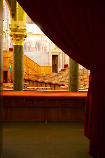 BUDAPEST, HONGRIE - 03 MAR 2019 : Vue depuis une galerie de visiteurs dans la salle du Sénat du gouvernement hongrois dans l'édifice du Parlement — Photo
