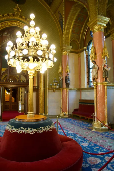 BUDAPEST, HONGRIE - 03 MAR 2019 : Intérieur pompeux du Parlement hongrois avec beaucoup d'or et de lustres — Photo