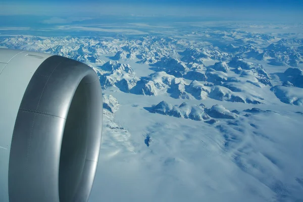 GREENLAND - 10 MAY 2018: Вид из окна самолета двигателя Boeing 787 на айсберги Гренландии — стоковое фото