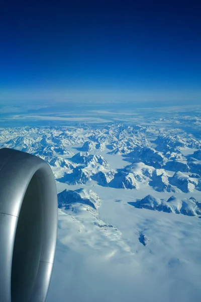 GREENLAND - 10 MAGGIO 2018: Vista dal finestrino del velivolo del motore di un Boeing 787 sugli iceberg della Groenlandia — Foto Stock