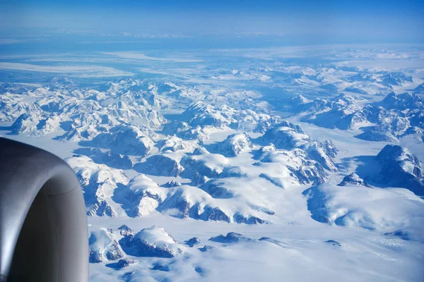 GRANDA - 10 DE MAYO DE 2018: Vista desde la ventana del avión del motor de un Boeing 787 sobre los icebergs de Groenlandia — Foto de Stock