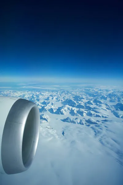 GREENLAND - 10 MAY 2018: Вид из окна самолета двигателя Boeing 787 на айсберги Гренландии — стоковое фото