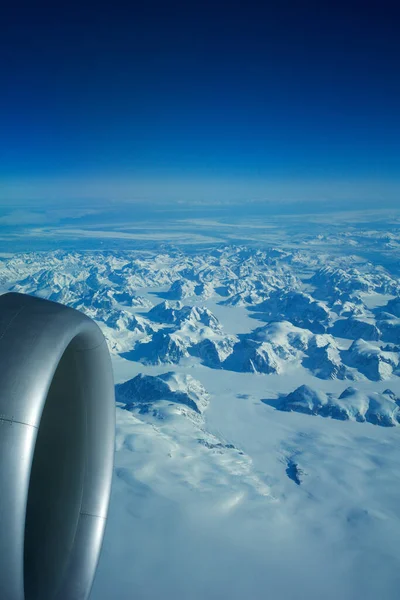 GREENLAND - 10 MAY 2018: View from the aircraft window of the engine of a Boeing 787 over the icebergs of Greenland — Stock Photo, Image