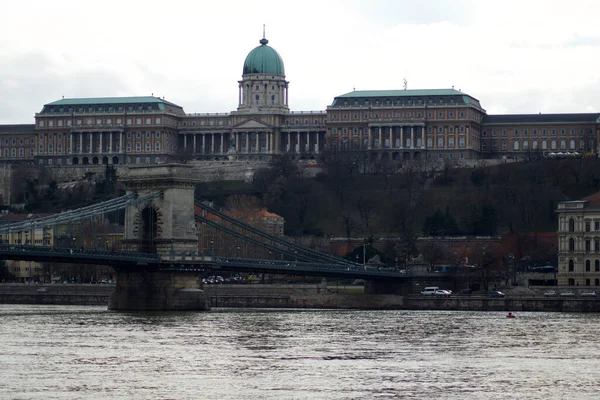 BUDAPEST, HUNGARY - 03 MAR 2019: The Royal Palace, site of the Hungarian National Gallery. Chain Bridge in the foreground — 图库照片