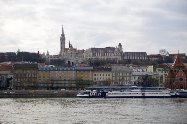BUDAPEST, MAGYARORSZÁG - 03 MÁRCIUS 2019: Kilátás a Halászbástya Fischerbastei egy 19. századi erőd 7 keresztezett őrtoronnyal, a Duna az előtérben — Stock Fotó