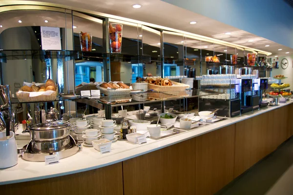FRANKFURT, GERMANY - 11 NOV 2017: Buffet with hot and cold dishes in the airport frequent flyer business lounge at Frankfurt Airport Стоковое Изображение