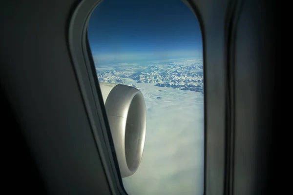GRANDE - 10 DE MAIO DE 2018: Vista da grande janela de avião de uma aeronave moderna do motor a jato e da paisagem gelada da Gronelândia ao fundo — Fotografia de Stock