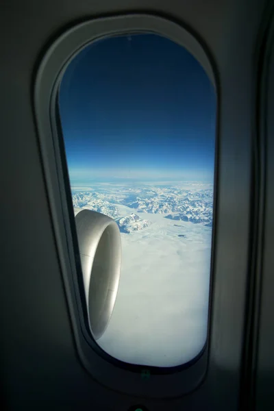 GRÖNLAND - 10. Mai 2018: Blick aus dem großen Flugzeugfenster eines modernen Flugzeugs auf das Strahltriebwerk und die eisige Landschaft Grönlands im Hintergrund — Stockfoto