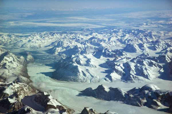 GRANDA - 10 DE MAYO DE 2018: Vista desde la ventana del avión del paisaje helado con glaciares y montañas nevadas de Groenlandia — Foto de Stock