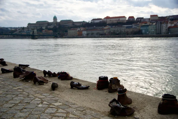BUDAPEST, MAGYARORSZÁG - AUG 30, 2018: Cipők a Duna parton emlékmű Budapesten a zsidók elleni pogromokról a II. világháború alatt — Stock Fotó