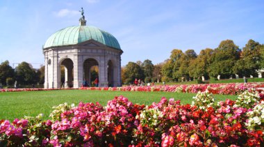 MÜZİK, GERMANE - 12 Ekim 2015: Münih 'teki Münih Hofgarten' in Rönesans bahçesi olan Münih Hofgarten 'de çiçekli Diana Tapınağı, 1614 yılında inşa edilen bir dodecagonal pavyondur.