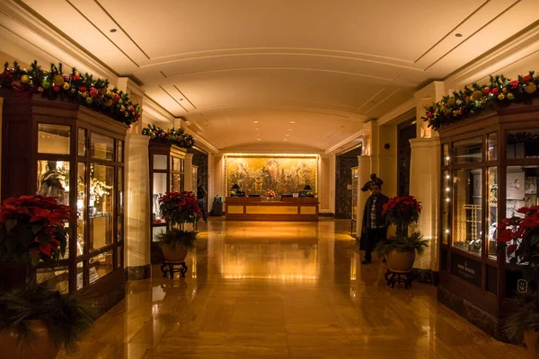 CHICAGO, ILLINOIS, ESTADOS UNIDOS - DIC 11, 2015: Lujoso lobby hotelero decorado festivamente en vísperas de Navidad —  Fotos de Stock