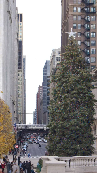 CHICAGO, ILLINOIS, EGYESÜLT ÁLLAMOK - 11 DEC 2015: Városi kanyonok a belvárosi felhőkarcolók között — Stock Fotó