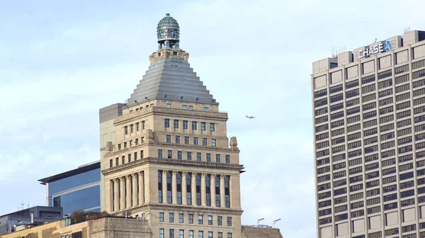 CHICAGO, ILLINOIS, ESTADOS UNIDOS - DIC 11, 2015: Rascacielos en el centro de Chicago con un avión en el cielo — Foto de Stock