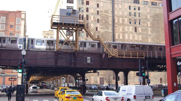 CHICAGO, ILLINOIS, UNITED STATES - DEC 11, 2015: Famous high train Chicago Loop above the streets of Chicago — 스톡 사진