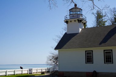 TRAVERSE ŞEHRİ, MICHIGAN, Birleşik Devletler - 16 Mayıs 2018: Kuzey Michigan 'daki Mission Point Deniz fenerinin dış görünümü.