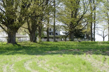 KEWADIN, MICHIGAN, Birleşik Devletler - 16 Mayıs 2018: Kuzey Michigan 'daki Maplehurst Gölü' nde terk edilmiş bir yaz kampı.