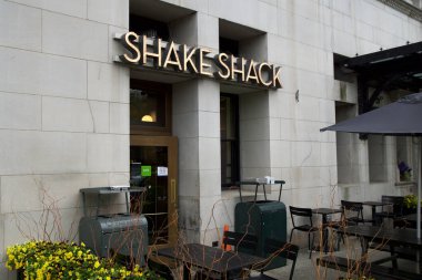 Chicago, Illinois, Birleşik Devletler 12 Mayıs 2018 'de Chicago' daki Shake Shack mağazasının önünde. Shake Shack kalite ve hamburgerlerle bilinen popüler bir besin zinciri..